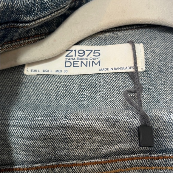 Zara medium blue wash Denim Jacket with rips/fray detail - Picture 5 of 6
